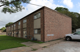 Meadow Crossing in Alvin, TX - Building Photo - Building Photo