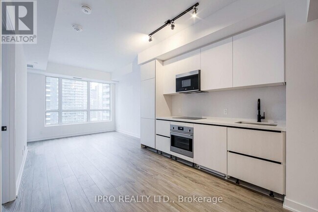 108-2108 Peter St in Toronto, ON - Building Photo - Building Photo