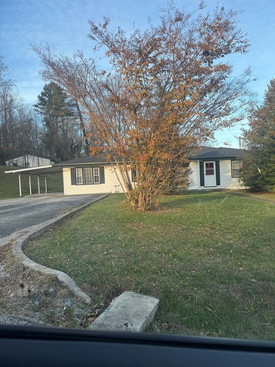 212 College Hill Dr in Grayson, KY - Building Photo