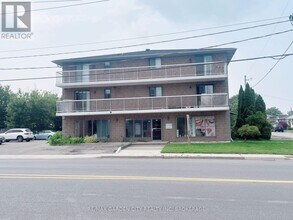 210-210 Pelham Rd in St Catharines, ON - Building Photo - Building Photo