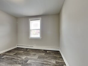 7402 School Ave in Dundalk, MD - Foto de edificio - Building Photo