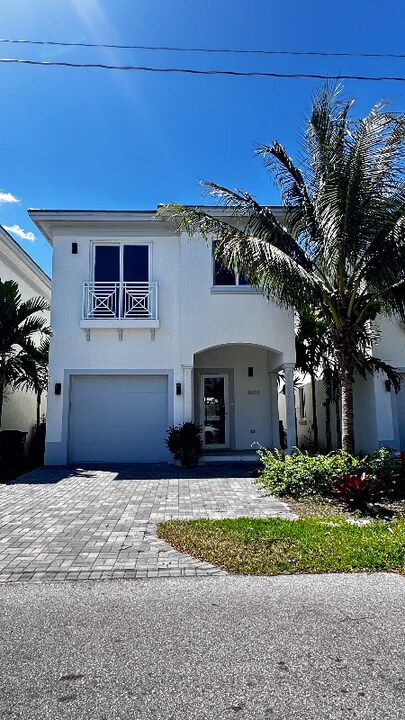 1602 Hayes St in Hollywood, FL - Building Photo
