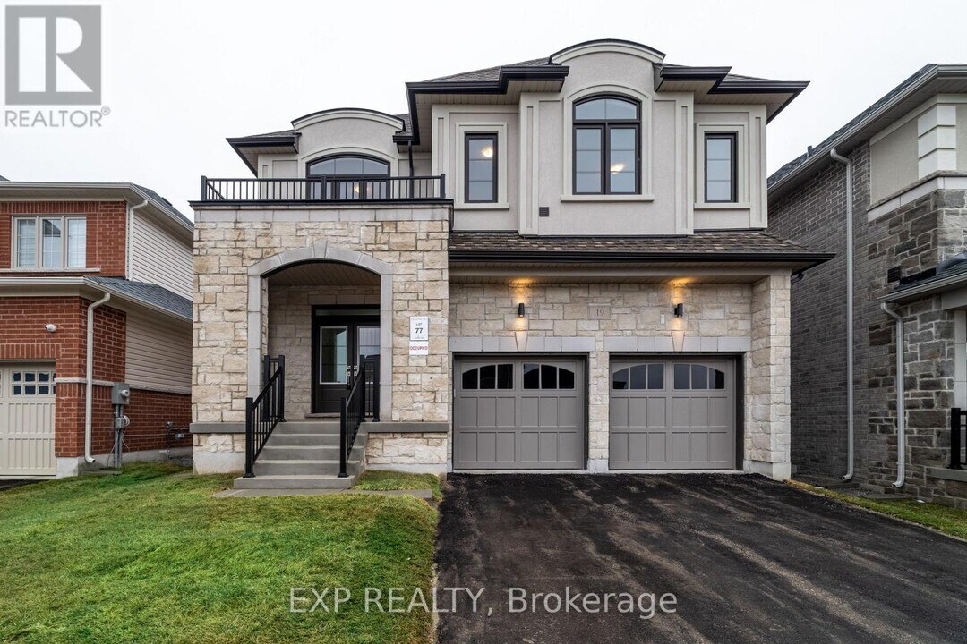 19 Stennett Dr in Georgina, ON - Building Photo