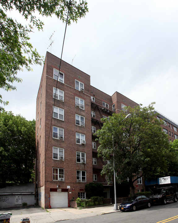 99-15 67th Rd in Rego Park, NY - Foto de edificio