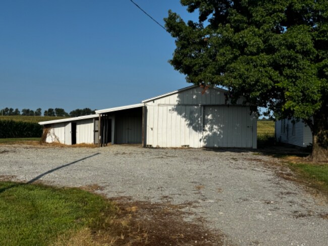 4000 Glady Rd in Lynchburg, OH - Foto de edificio - Building Photo