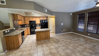 16825 N 14th St in Phoenix, AZ - Building Photo