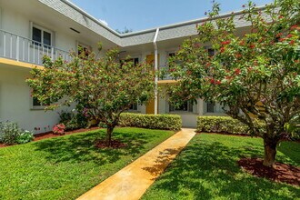 3000 Lake Osborne Dr in Lake Worth Beach, FL - Building Photo - Building Photo
