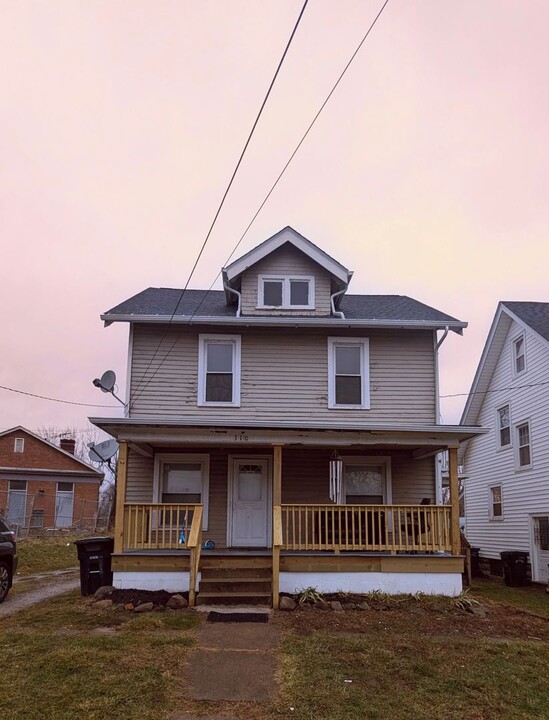 110 Bell Ave in Elyria, OH - Building Photo