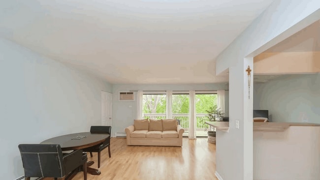 239 W Court of Shorewood, Unit 3A