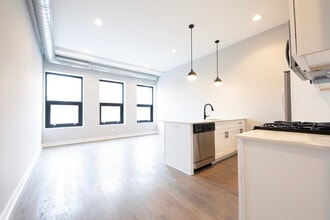 1637 W Chicago Ave, Unit 201 in Chicago, IL - Foto de edificio - Building Photo