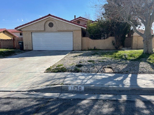 1650 Lauterbach St in Lancaster, CA - Building Photo