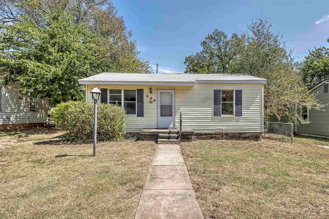 606 N I St in Duncan, OK - Building Photo
