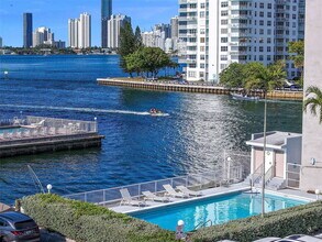 4000 NE 169th St in North Miami Beach, FL - Building Photo - Building Photo