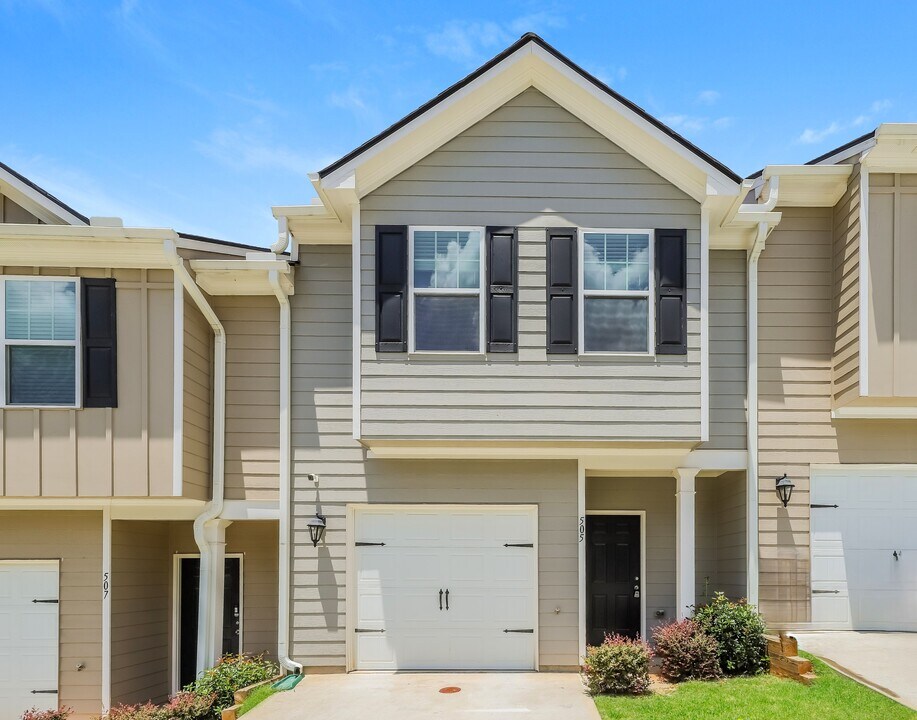 414 Highwood Ln in East Point, GA - Building Photo