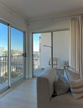 733 S Manhattan Pl, Unit 506 in Los Angeles, CA - Building Photo - Building Photo