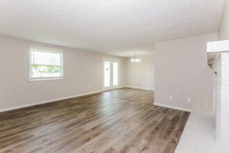 8130 Clayburn Dr in Indianapolis, IN - Foto de edificio - Building Photo