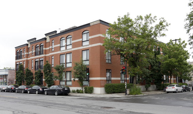 205 Beaubien O in Montréal, QC - Building Photo - Primary Photo