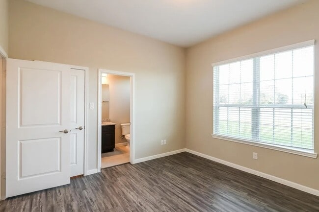 property at 1538 Lakeland Cir