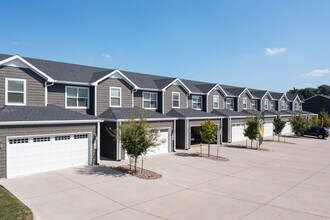 Townhomes At Northwest Pointe in Davenport, IA - Foto de edificio - Building Photo