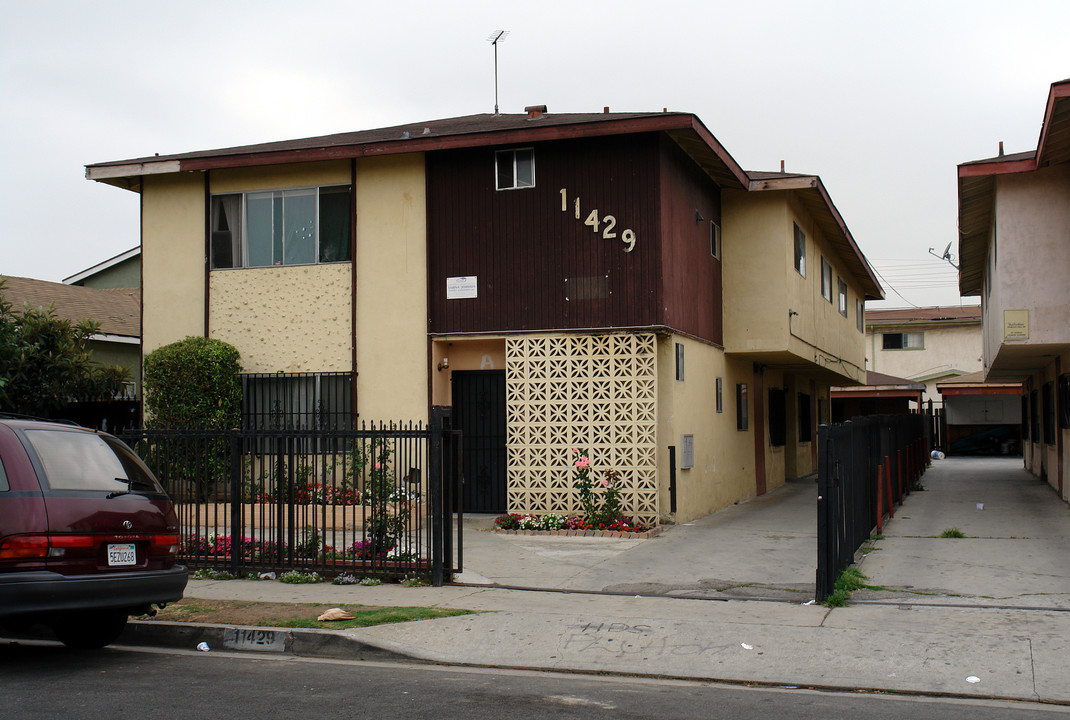 11429 Eucalyptus Ave in Inglewood, CA - Building Photo