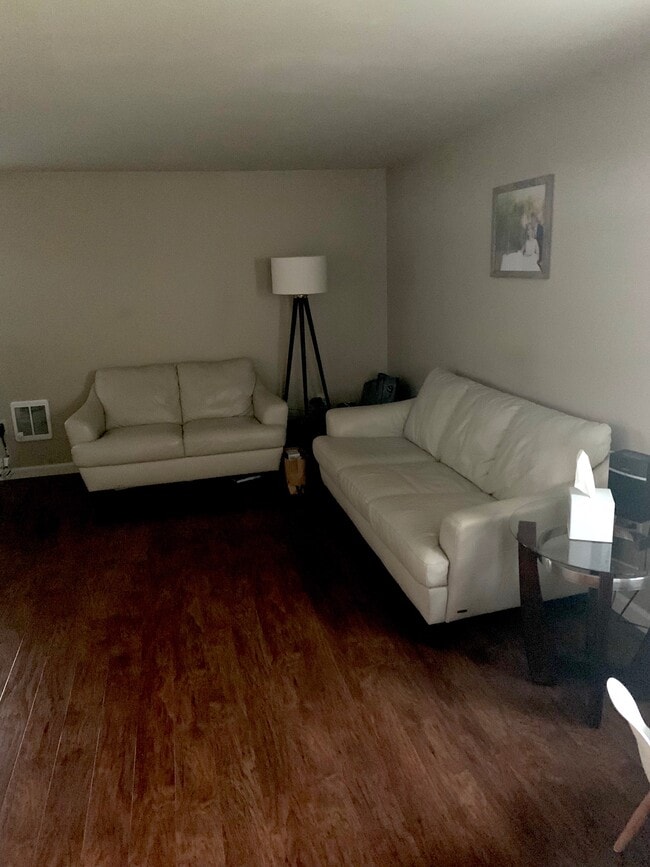 9049 River Rd, Unit 2E in Marcy, NY - Building Photo - Building Photo