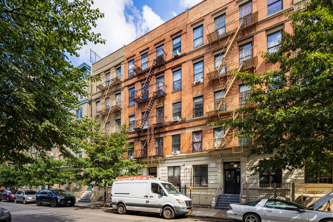 313 W 114th St in New York, NY - Building Photo