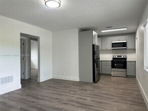 2401 NW 9th Ave in Wilton Manors, FL - Building Photo - Building Photo
