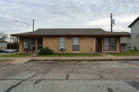 Oaks on North Plaza Apartments in Austin, TX - Building Photo - Building Photo