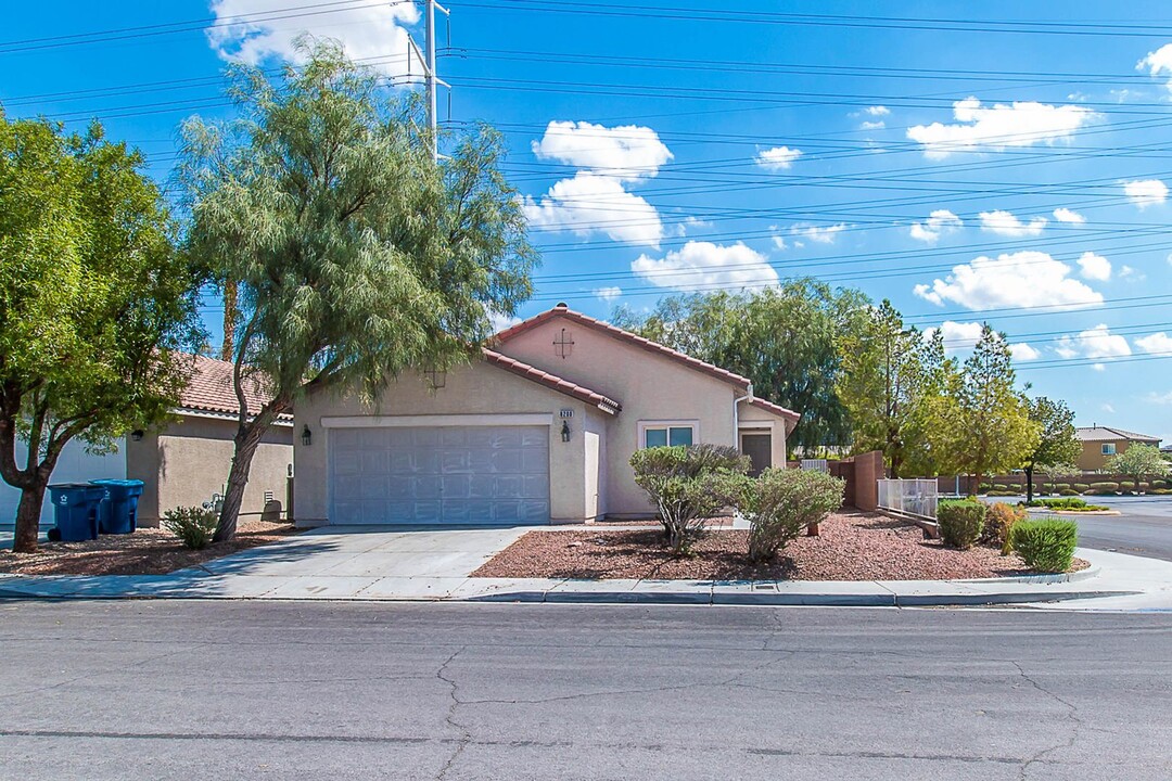 8200 Calico Wind St in Las Vegas, NV - Building Photo