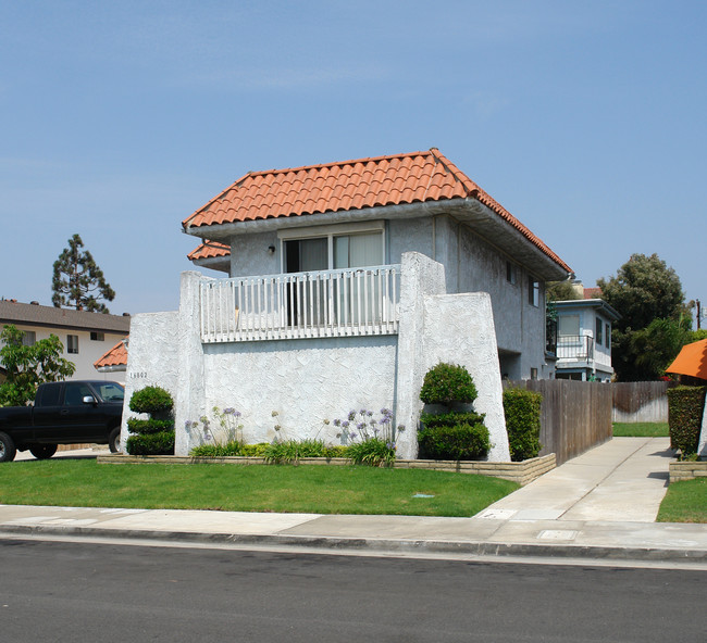 16802 Blanton St in Huntington Beach, CA - Foto de edificio - Building Photo