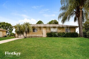 911 Sally Ave N in Lehigh Acres, FL - Building Photo