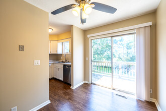 Sunset Hills Townhomes in Bellevue, NE - Building Photo - Interior Photo