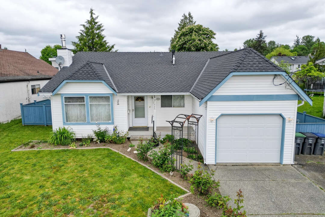 17829 59 Av in Surrey, BC - Building Photo