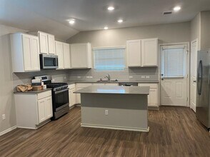 152 Vintage Dr in San Marcos, TX - Building Photo - Building Photo