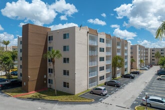 Coral Gate East in Miami, FL - Foto de edificio - Primary Photo