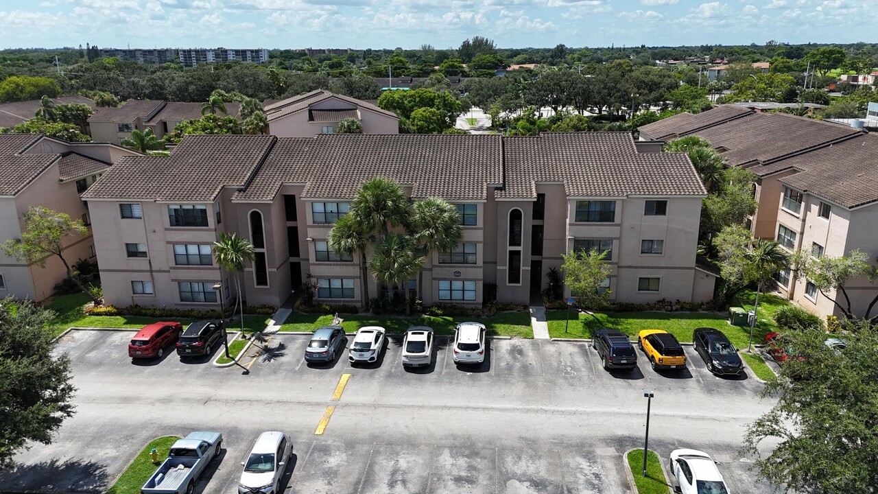 2866 S University Dr in Davie, FL - Building Photo