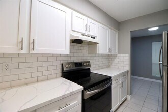 11550 Chimney Rock Rd in Houston, TX - Building Photo - Building Photo