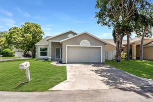 48 Bentwater Cir in Boynton Beach, FL - Building Photo