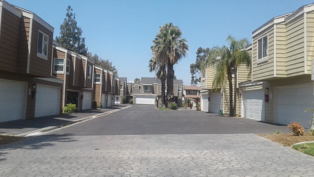 Palmetto Village Townhomes in Ontario, CA - Building Photo