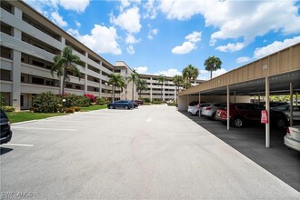 7430 Lake Breeze Dr in Ft. Myers, FL - Foto de edificio - Building Photo