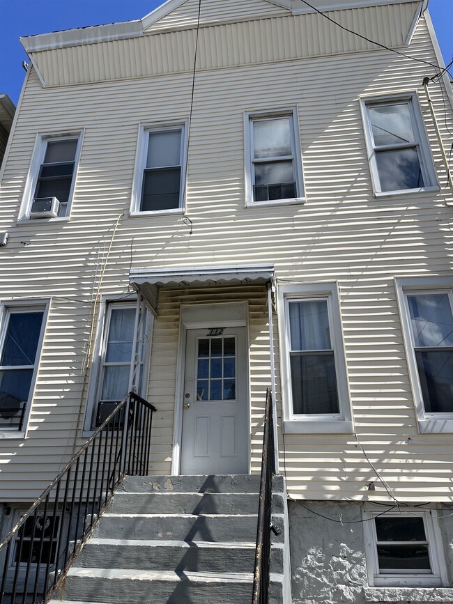 112 Irving St in Jersey City, NJ - Foto de edificio - Building Photo