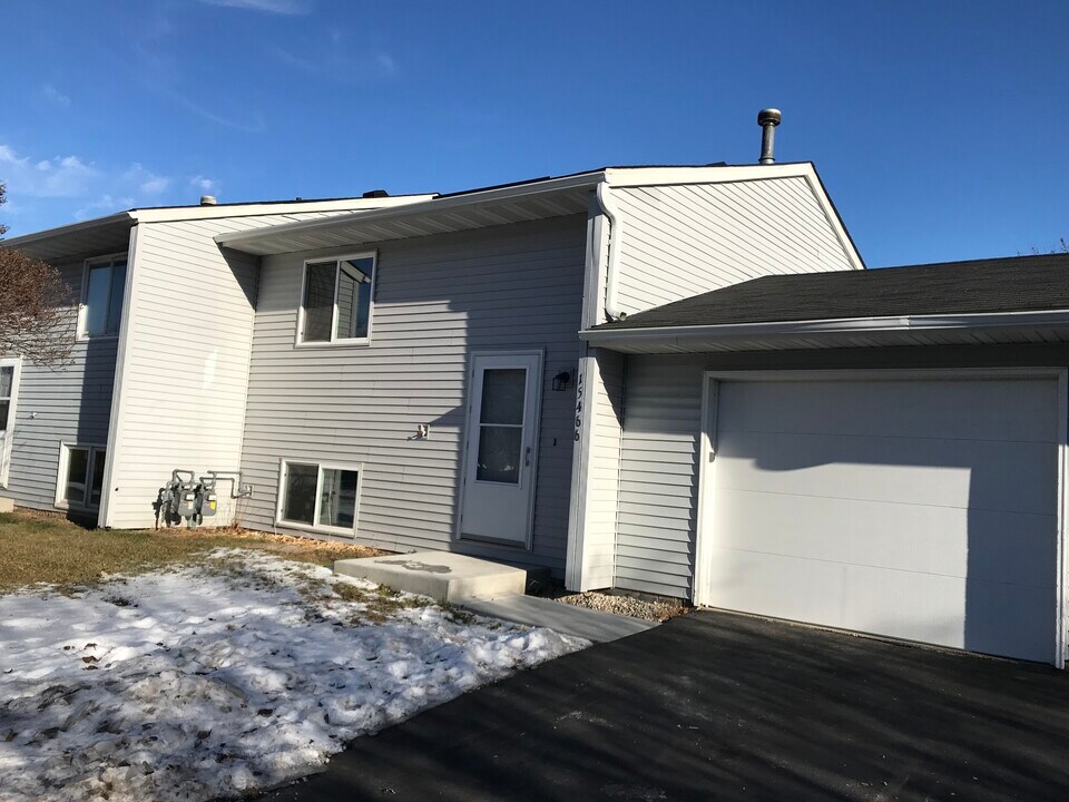 15468 Pennock Ln in Apple Valley, MN - Foto de edificio