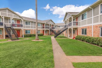 Castlewood Apartments in Clute, TX - Building Photo - Building Photo