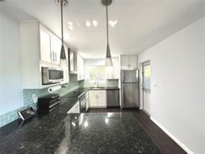1280 NE 38th St in Oakland Park, FL - Foto de edificio - Building Photo