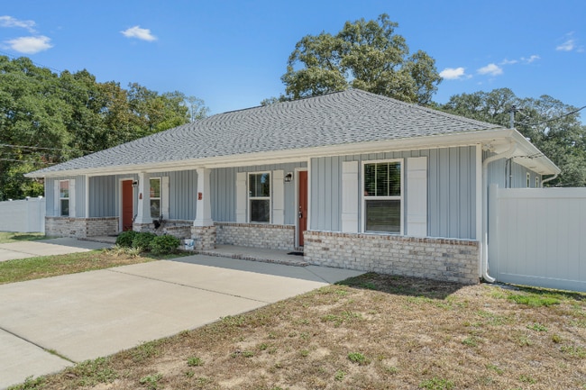 8060 Graves Rd in Pensacola, FL - Building Photo - Building Photo
