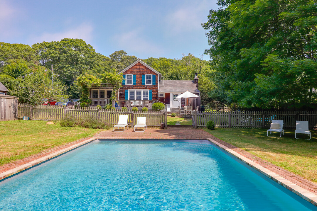 532 Abrahams Path in Amagansett, NY - Building Photo