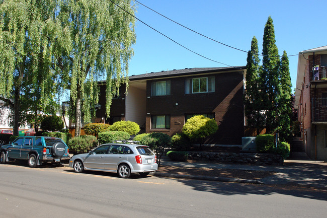 Irvington Court in Portland, OR - Building Photo - Building Photo