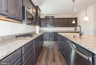 8380 Amber Beacon Cir in Glen Burnie, MD - Building Photo - Building Photo