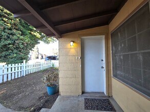 135 Terracina Way in Vista, CA - Building Photo - Building Photo