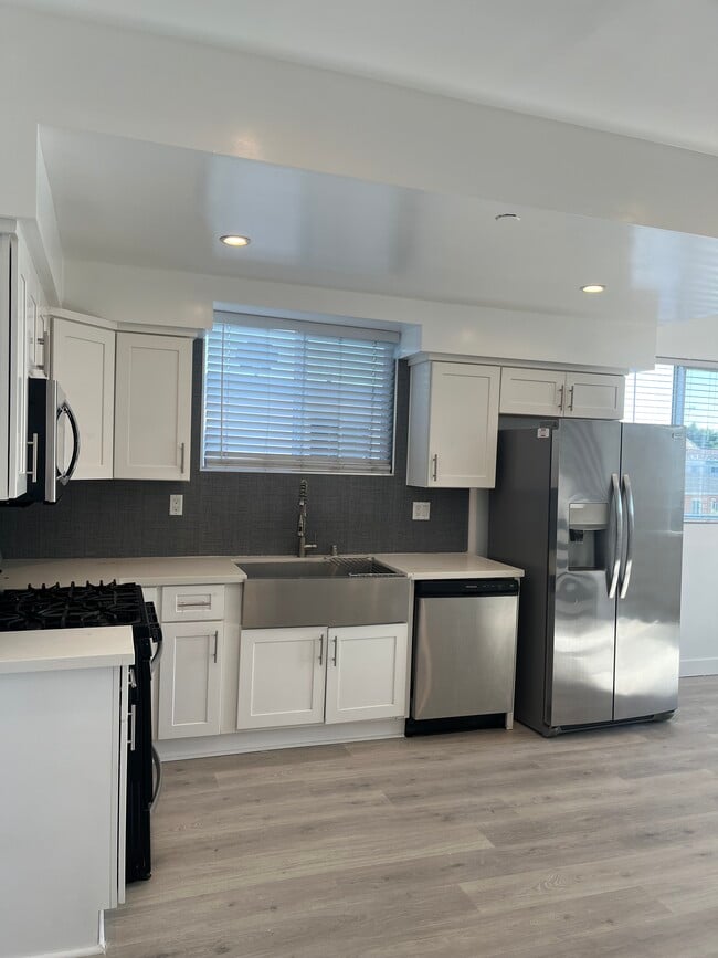 property at 642 N Manhattan Pl